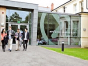 ��������� ���������� � ������������ Queen�s University Belfast (INTO) ��� ��������� � 18 ���