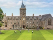 ������ ����� ����������� ����� � ������������� ���������� � Taunton School ��� ����� 8 - 17 ���