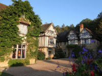 ������ ����� ����������� ����� � ���������� ��������� (��� �������� ������) � Hurtwood House ��� �����